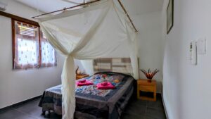 Kaz a FALVERT Deshaies Chambre cote jardin