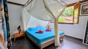 Kaz a FALVERT Deshaies Chambre cote jardin