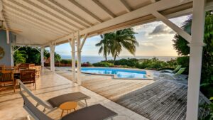 Villa FALVERT Bouillante la terrasse la piscine et la mer